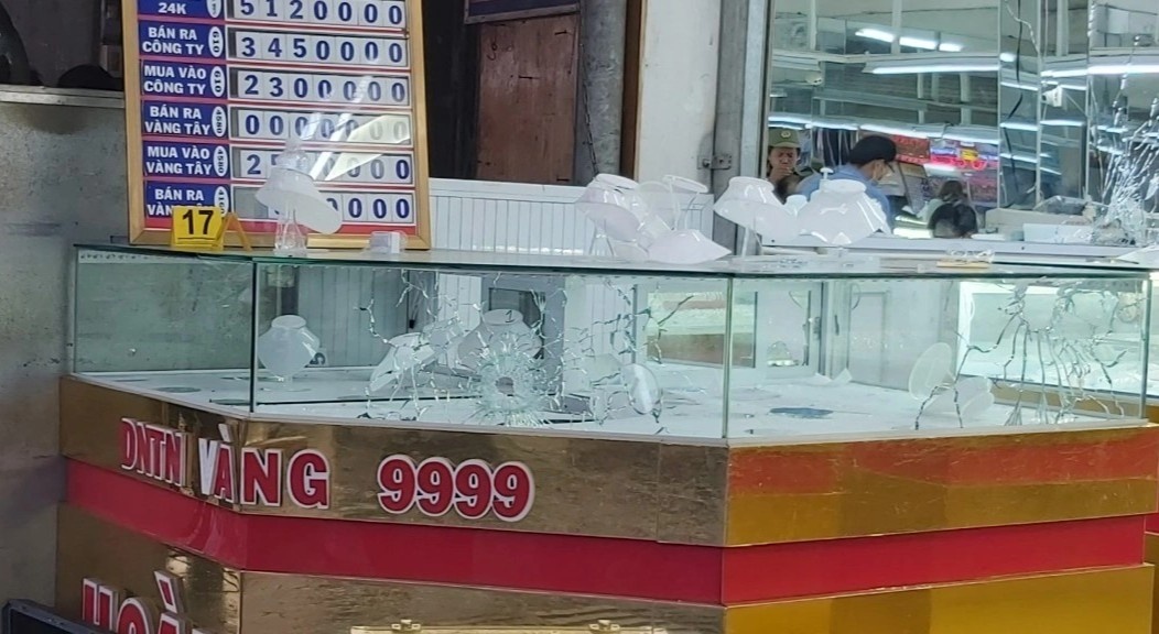 Hien truong vu no sung cuop tiem vang o Hue anh 2