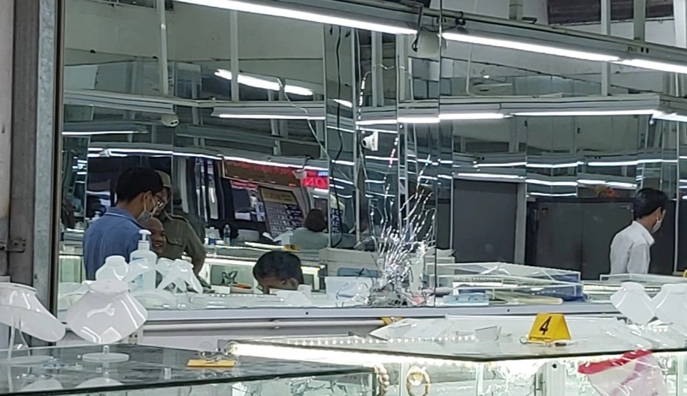 Hien truong vu no sung cuop tiem vang o Hue anh 3