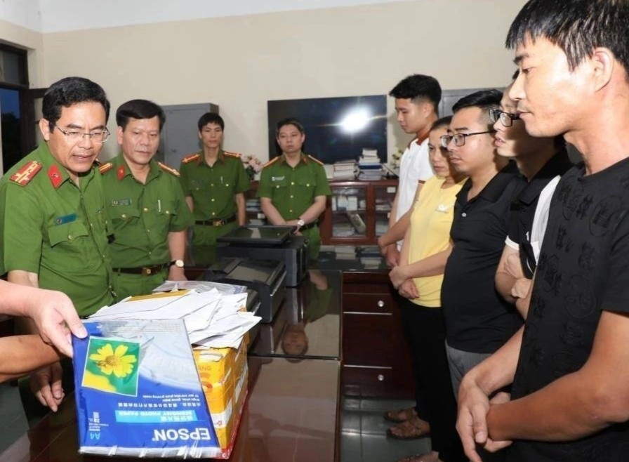 Triet pha duong day lam gia 2.500 giay phep lai xe hinh anh