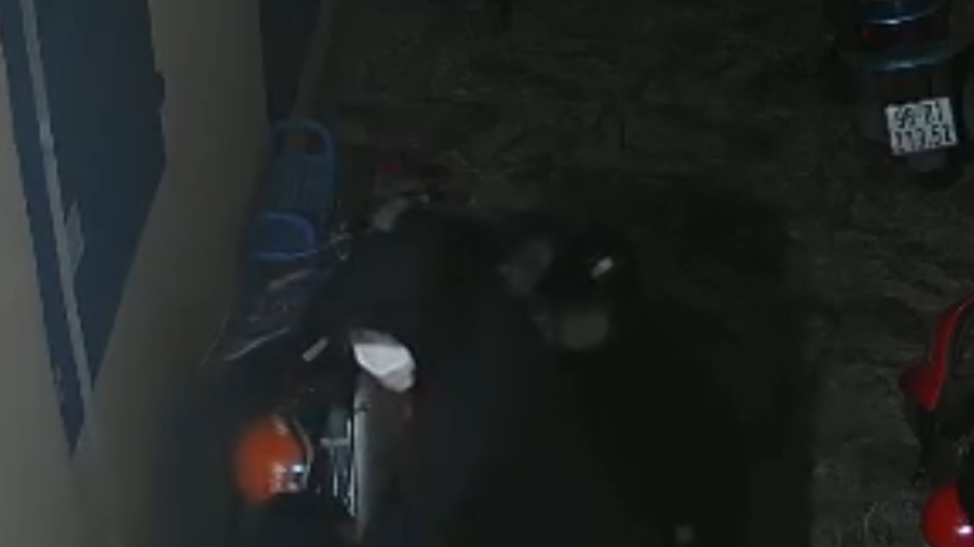 Nguoi dan ong trom xe may trong khu tro hinh anh