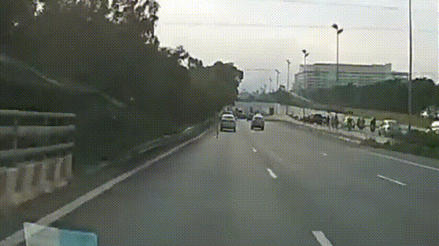 Nguoi phu nu chay cat ngang cao toc o Ha Noi hinh anh