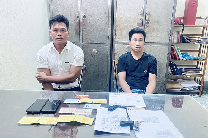 Mua giay dang ky xe gia tren mang roi nhan gui bang buu pham hinh anh