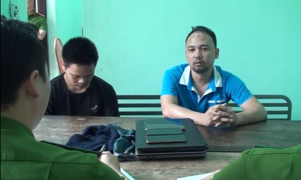 Thanh nien ban dem deo mat na di trom tai san hinh anh