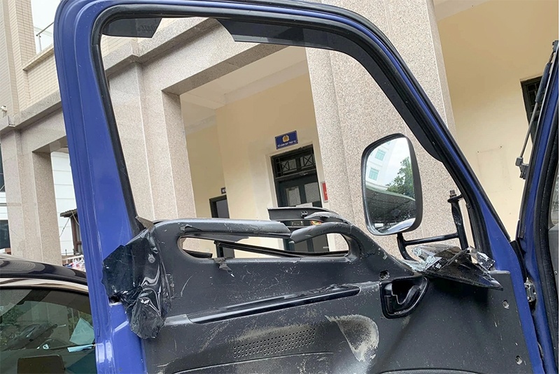 Dieu tra vu nhom thanh nien chan duong oto dap pha hinh anh