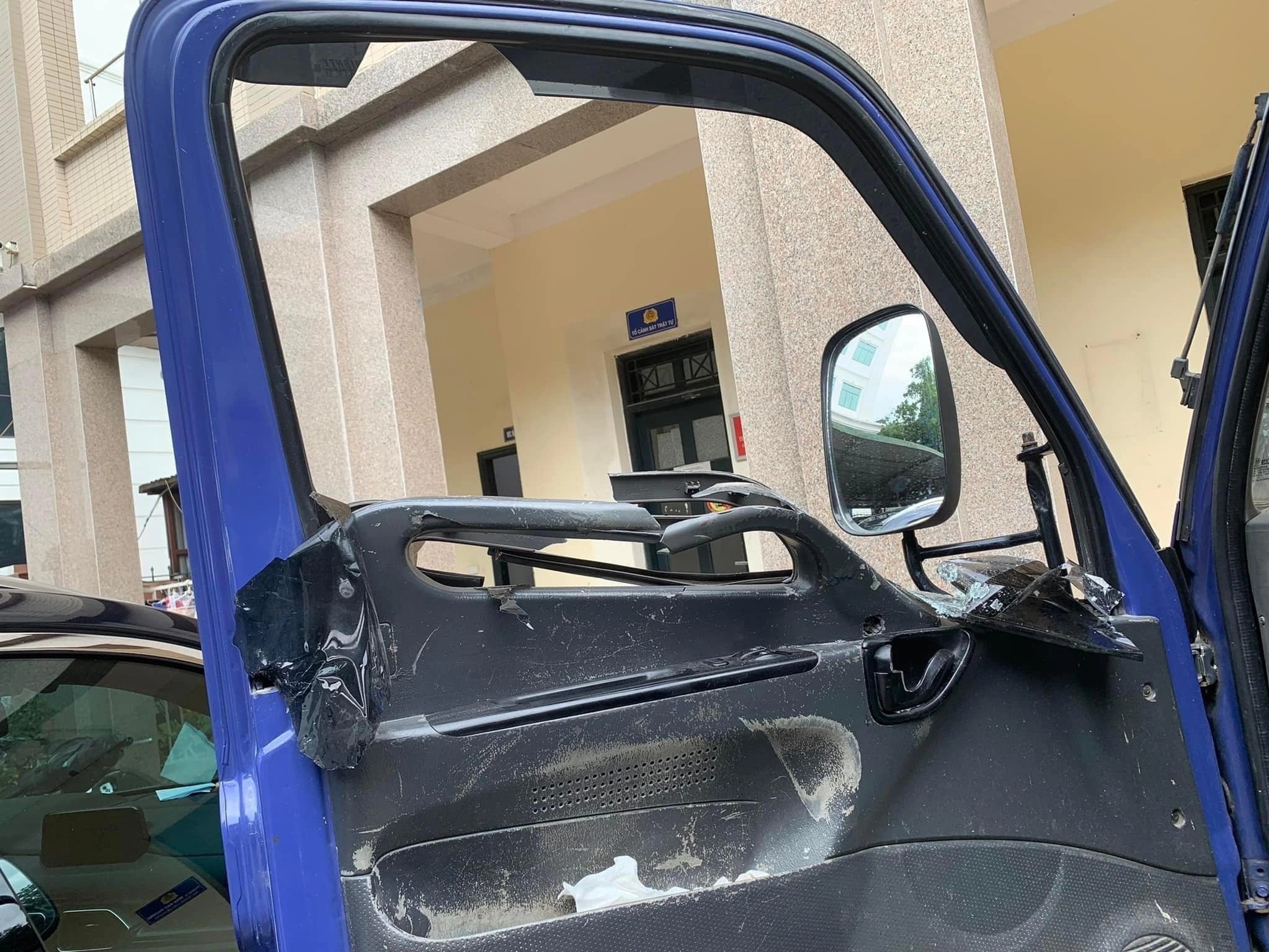 Nhom giang ho chan xe,  tan cong tai xe xe tai anh 2