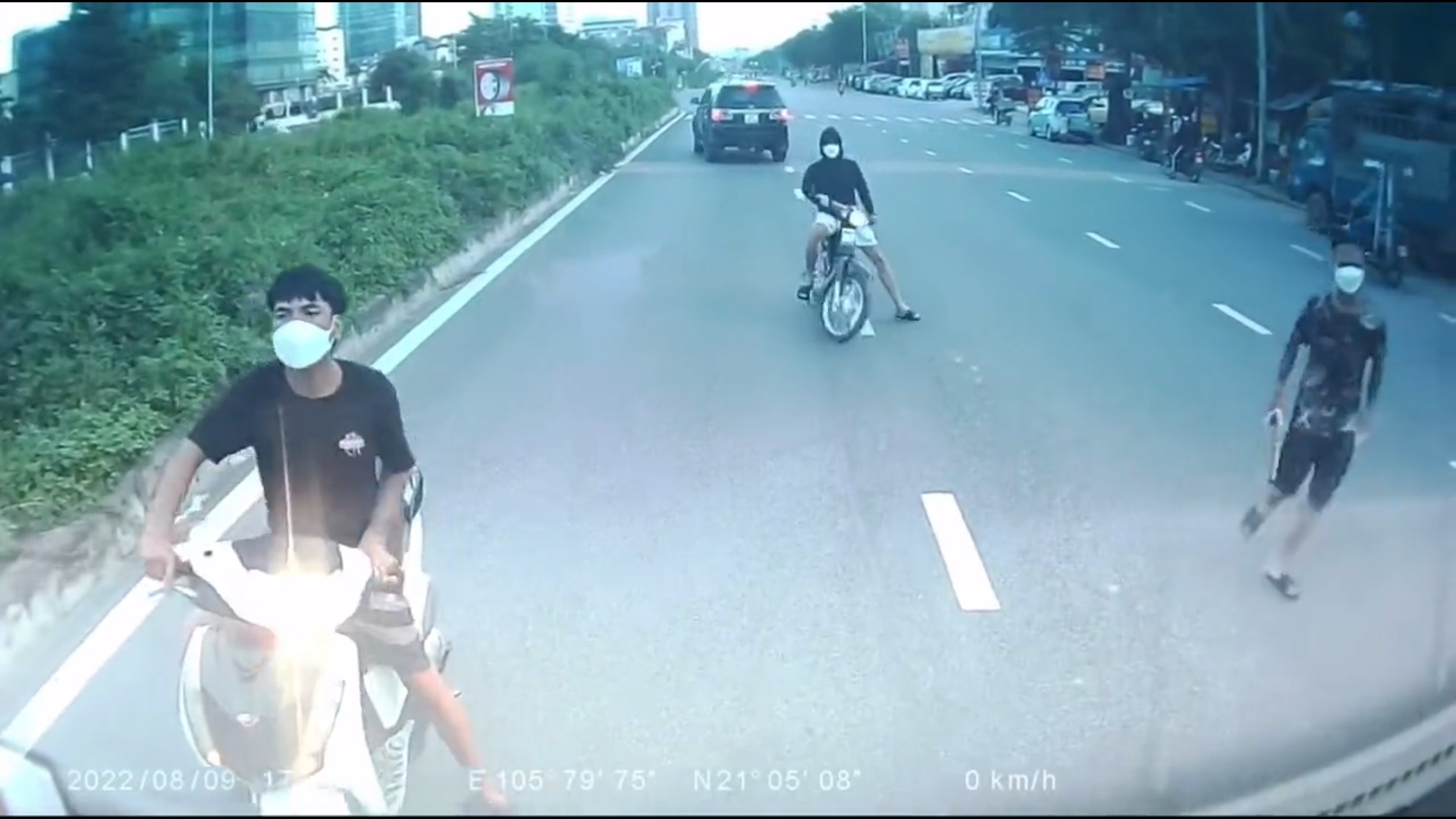 Nhom thanh nien tan cong tai xe xe tai o Ha Noi hinh anh