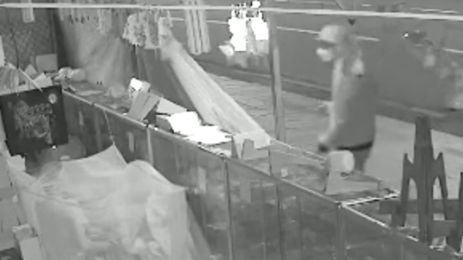 Nhom thanh nien cam ma tau di cuop banh Trung thu hinh anh