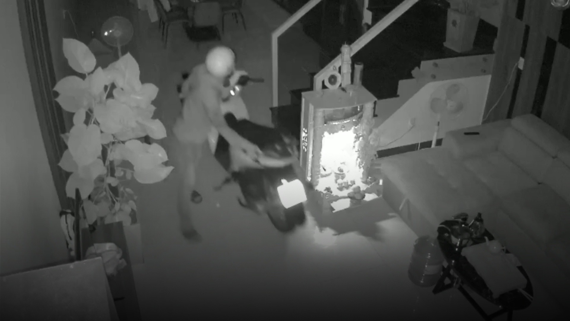 Trom dot nhap vao nha dan o Binh Duong hinh anh