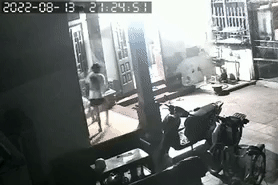 Thai phu bi vo chong chu shop quan ao hanh hung hinh anh