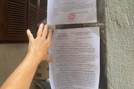 Phai lam gi neu thong tin ly hon bi dan truoc cong nha hinh anh