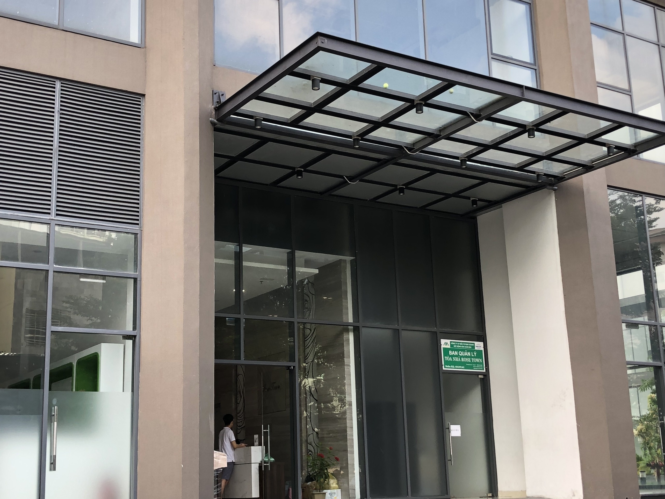 Co gai tu vong ben canh ban trai tai can ho chung cu hinh anh