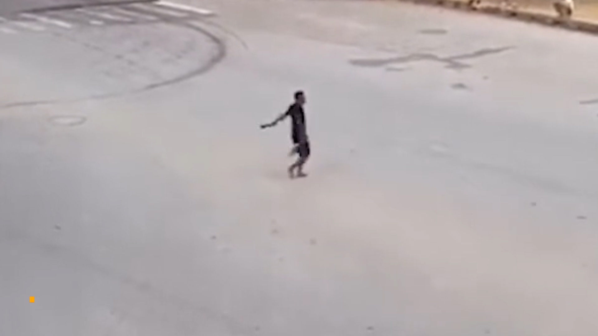 Canh sat vay bat nguoi dan ong cam dao gay nao loan duong pho hinh anh