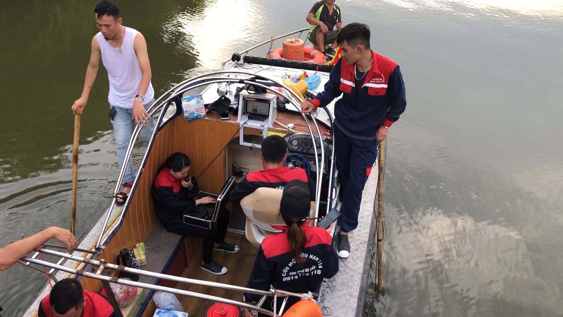 Doi cuu ho 116 tim kiem co gai bi mat tich hinh anh