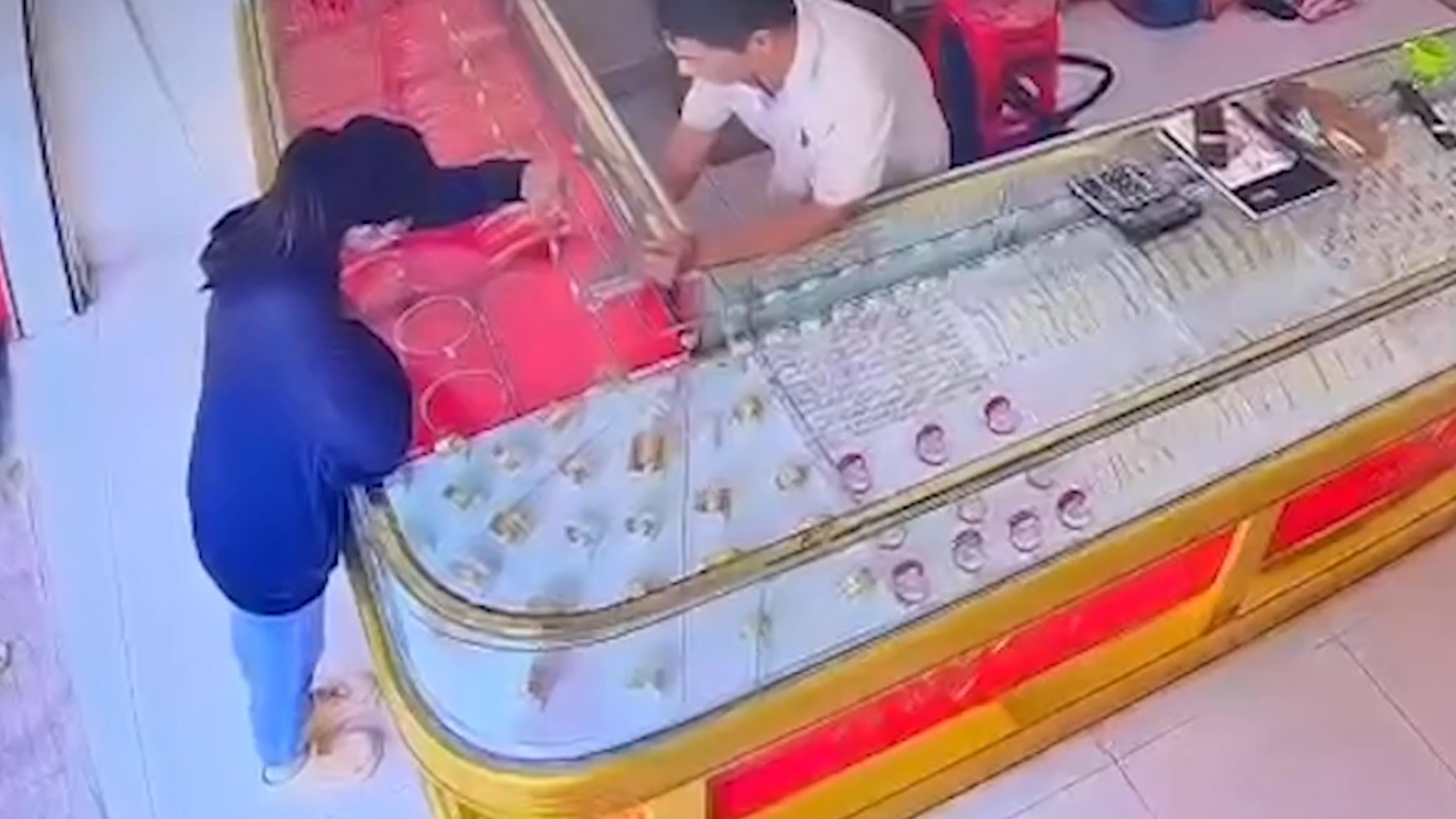 Co gai deo thu 2 chiec nhan vang roi bo chay hinh anh