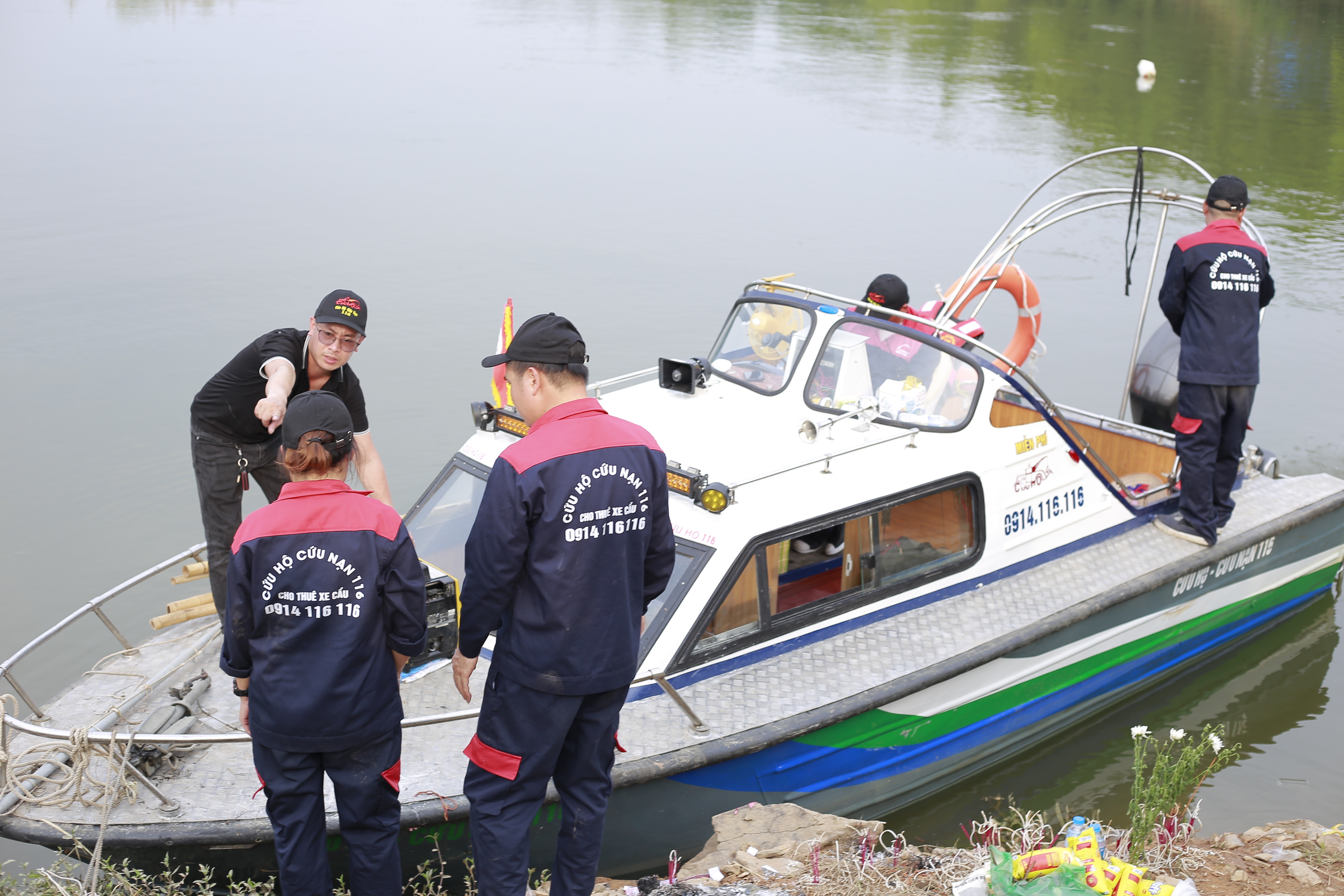 Doi cuu ho 116 dung tim kiem co gai bi mat tich hinh anh