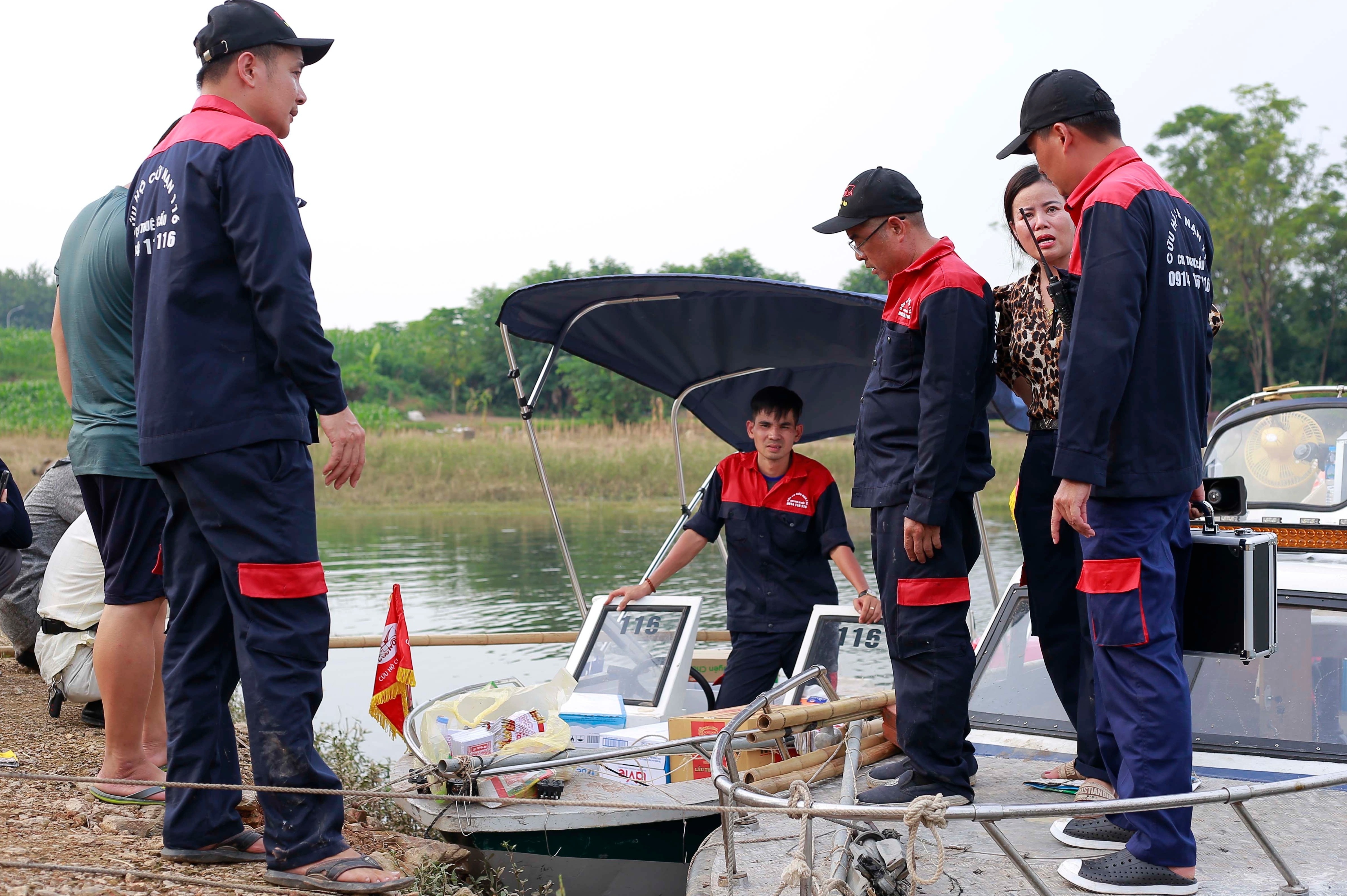 Doi cuu ho dung tim kiem co gai 23 tuoi mat tich hinh anh