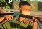 Mac quan ao cong an khoe ban, nam thanh nien bi xu phat hinh anh