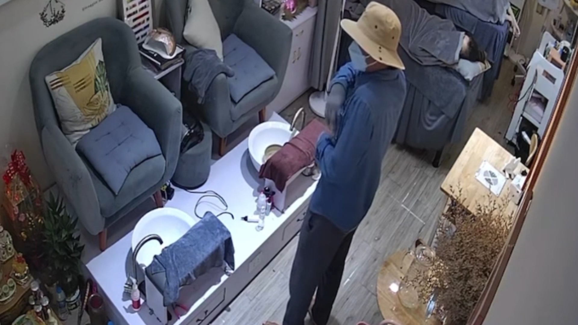 Nguoi dan ong lay trom dien thoai o tiem lam mong hinh anh