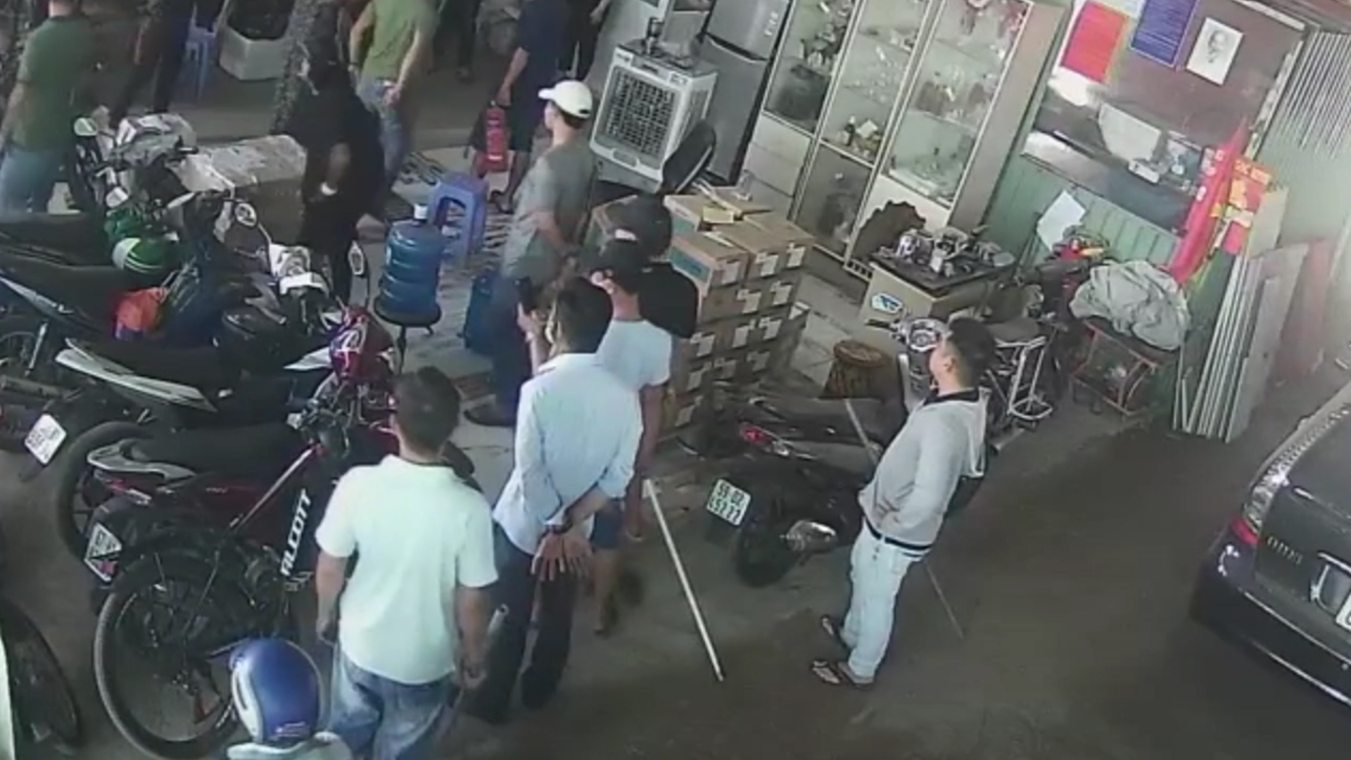 Nhom nguoi cam hung khi tan cong nhan vien bai xe o TP.HCM hinh anh