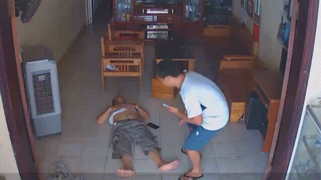 Ke trom dien thoai khi chu nha dang ngu hinh anh