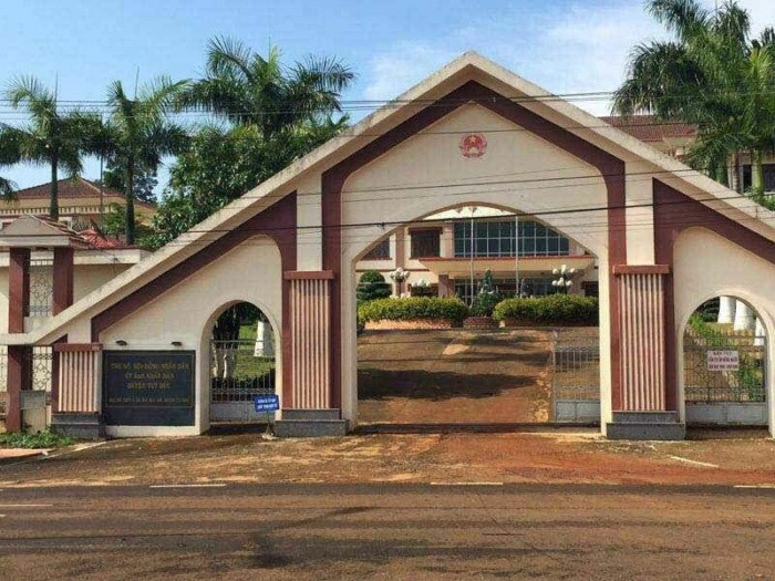 Ba can bo o Dak Nong bi truy to vi cap dat sai quy dinh hinh anh