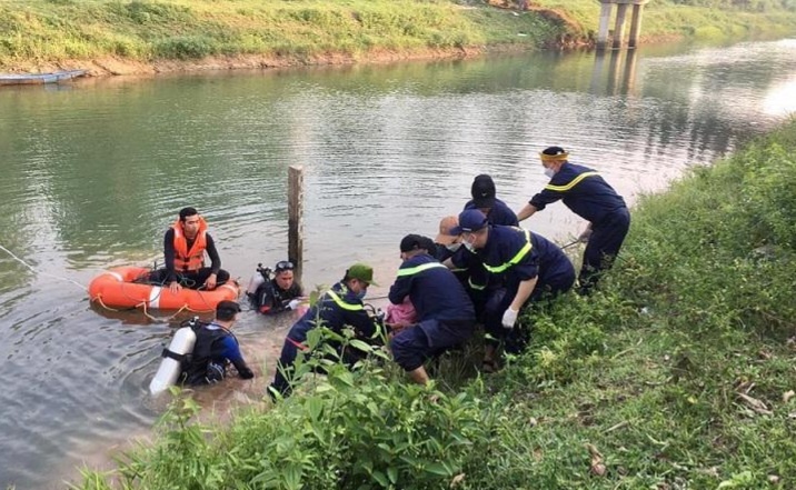 Tim tung tich thanh nien tu vong tren song Nhue hinh anh