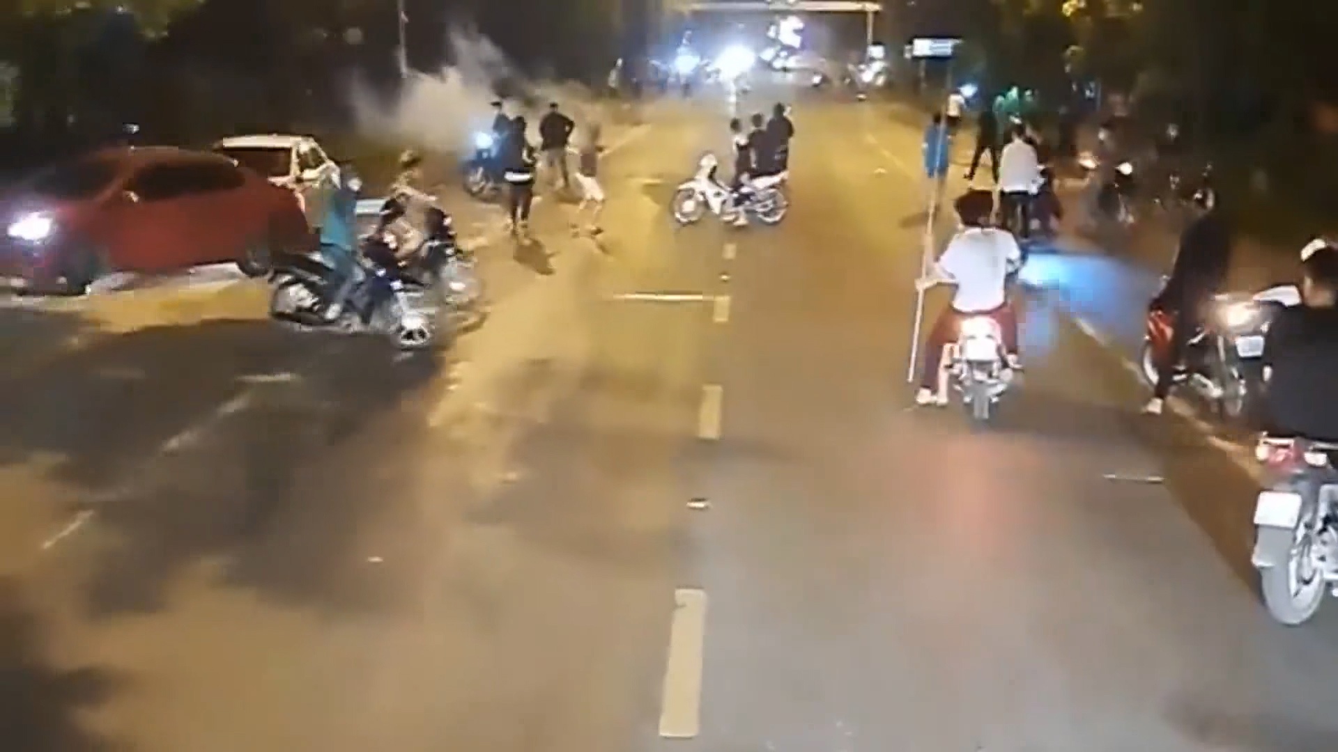 Nhom thanh nien hon chien o Ha Noi hinh anh