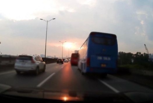 Lai oto vao lan khan cap, tai xe bi tuoc giay phep lai xe 2 thang hinh anh