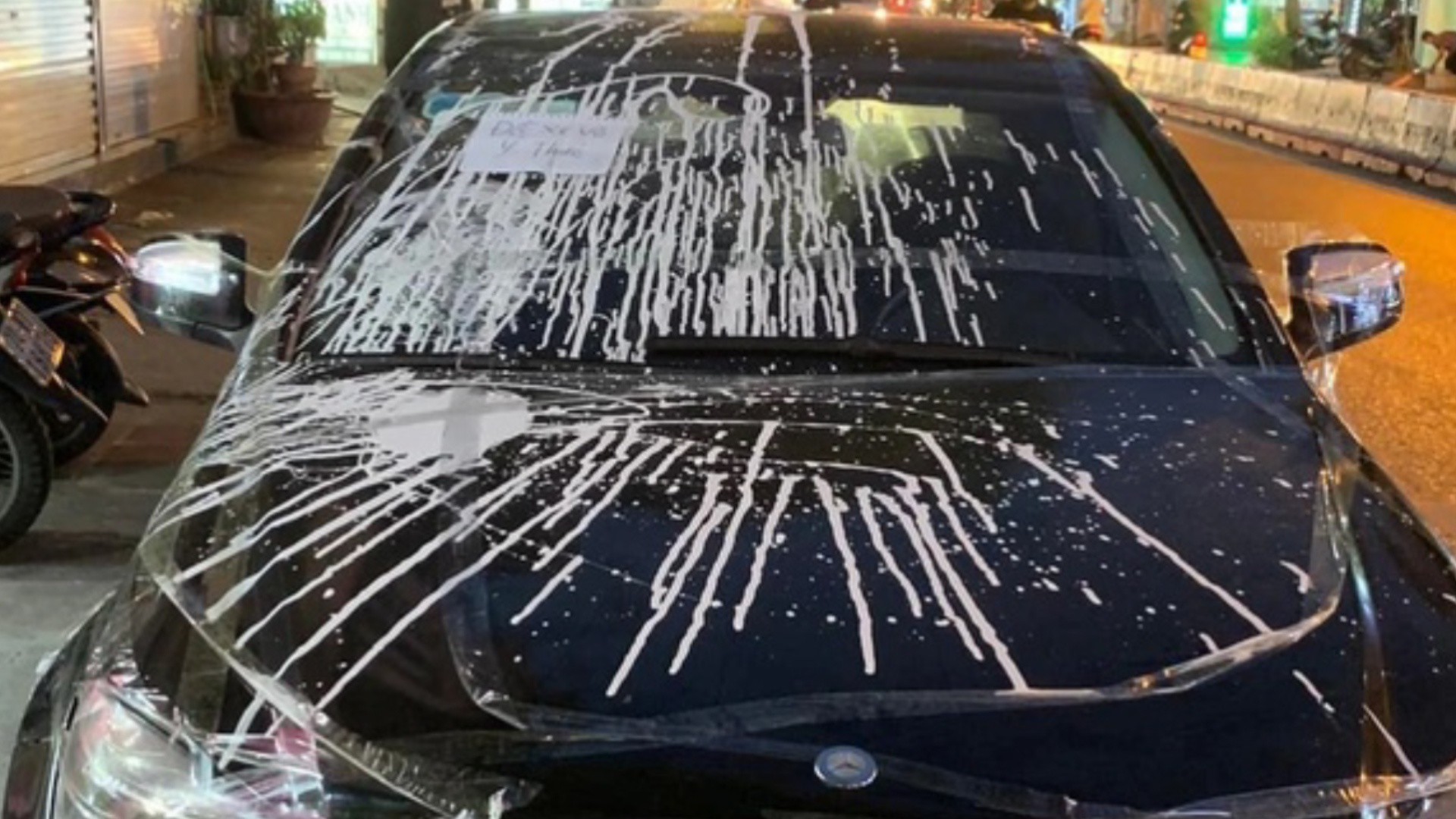 Oto Mercedes bi dan bang dinh, tat chat ban hinh anh