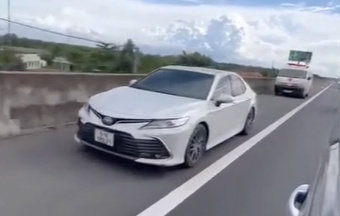 Xe Camry chay vao lan dung khan cap, chan dau xe cuu thuong hinh anh