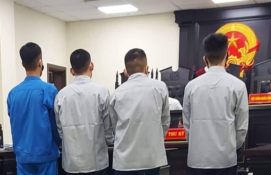 Bon thanh nien o Quang Ninh linh an tu vi ru nhau len Ha Noi doi no hinh anh