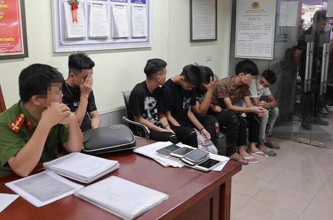 13 quai xe gay nao loan duong pho dem Trung thu khai gi khi bi tam giu hinh anh