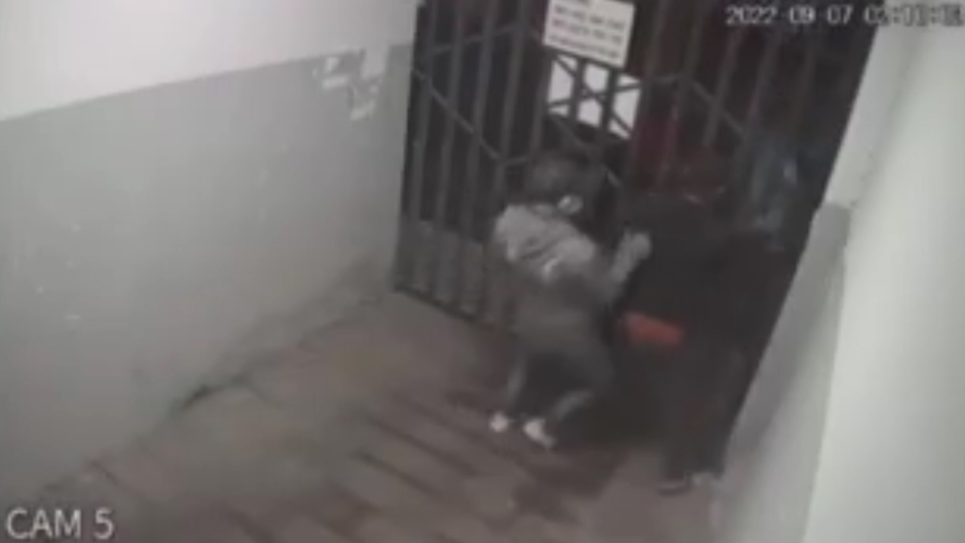 Trom xe may bi nguoi dan khoa cua, chan bat hinh anh