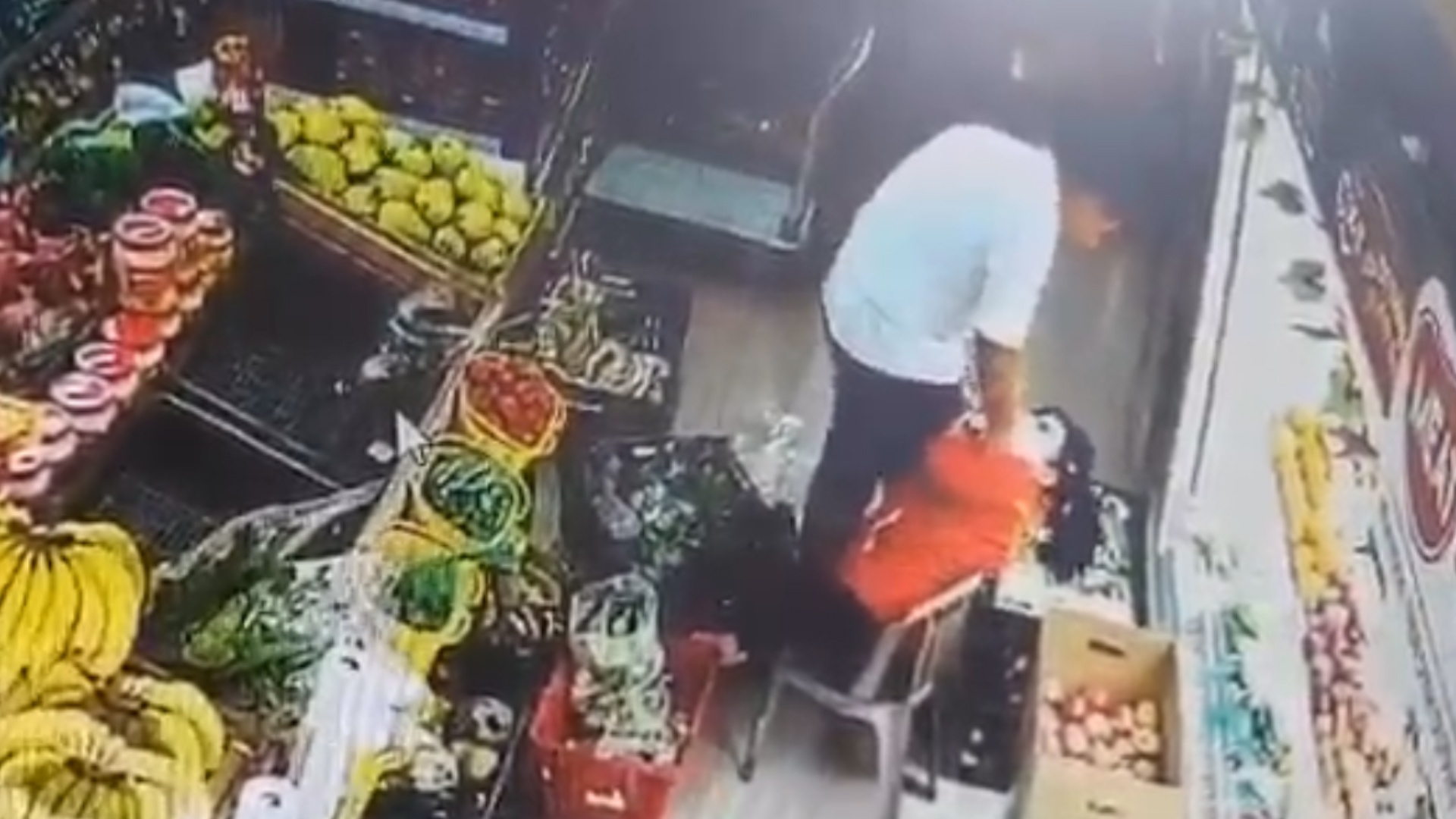 Nguoi phu nu bi chong cu hanh hung tai noi lam viec hinh anh