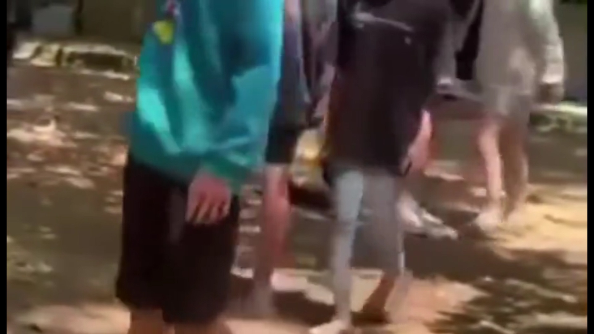 Hai nu sinh bi danh, lot do o Dong Nai hinh anh