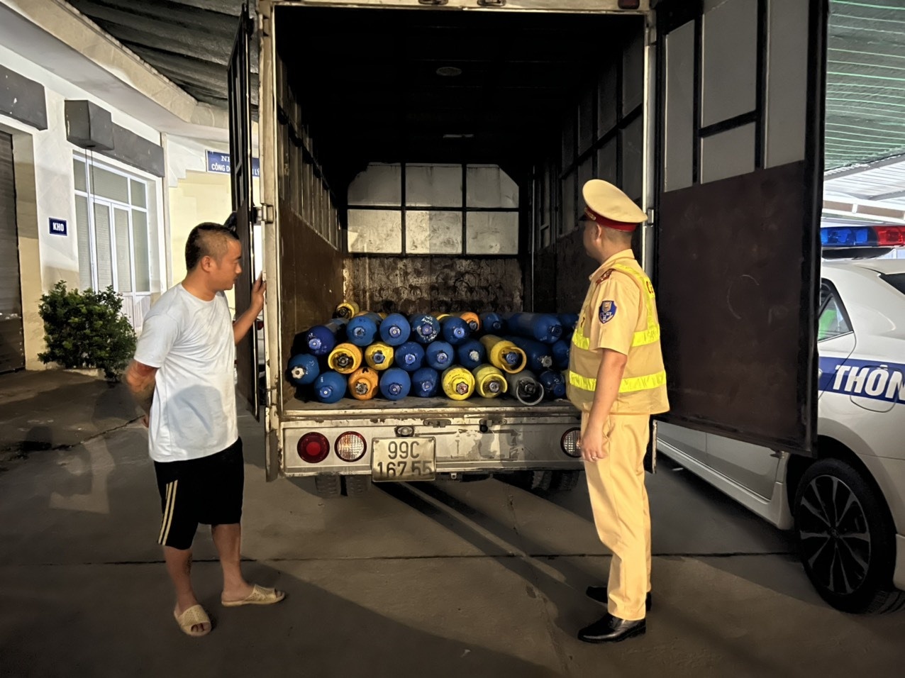 Nguoi dan ong van chuyen gan 90 binh khi cuoi hinh anh