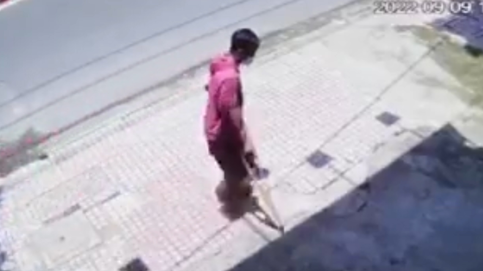 Nguoi dan ong chong nang trom xe o Binh Duong hinh anh