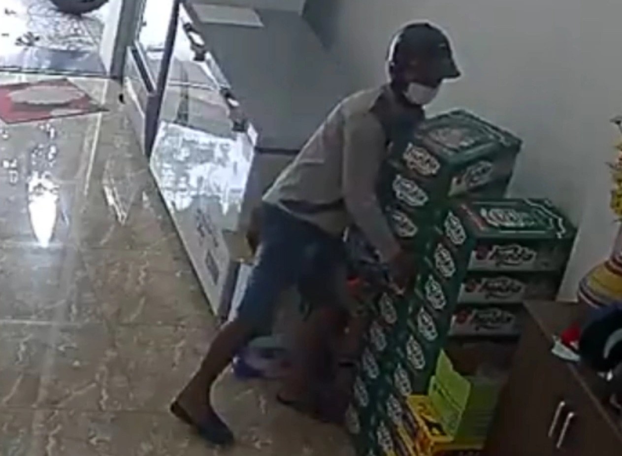 Nguoi dan ong trom 4 thung bia trong tiem tap hoa o Da Nang hinh anh