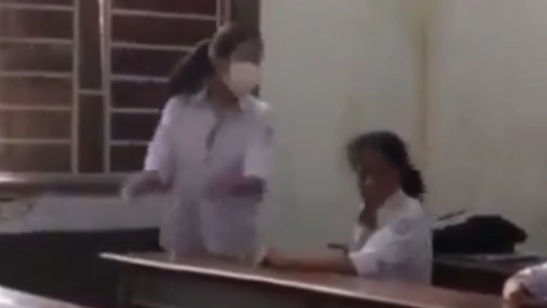 Nu sinh bi ban tat lien tiep vao mat o Nghe An hinh anh