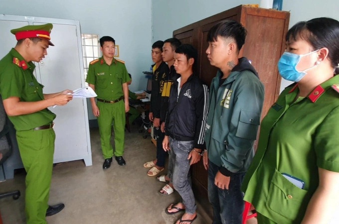 Hen nhau hon chien chi vi mau thuan tren ban nhau hinh anh