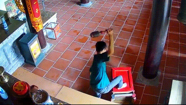 Camera quay canh nguoi dan ong trom tien cong duc hinh anh