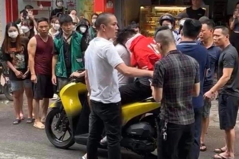 Nguoi dan vay bat thanh nien bo chay khoi tiem vang hinh anh