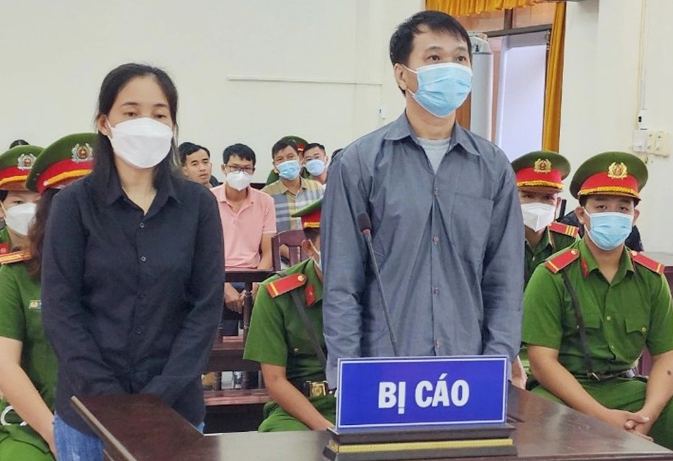 Doi tinh nhan am muu lat do chinh quyen hinh anh