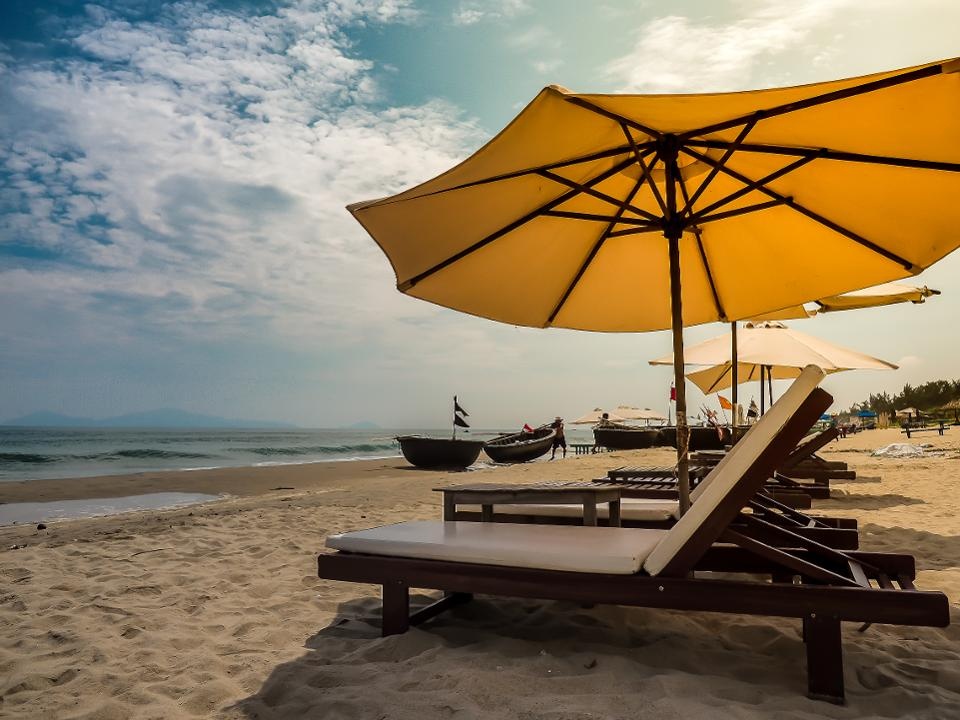 Mot phu nu tu vong trong leu vai o bai bien hinh anh