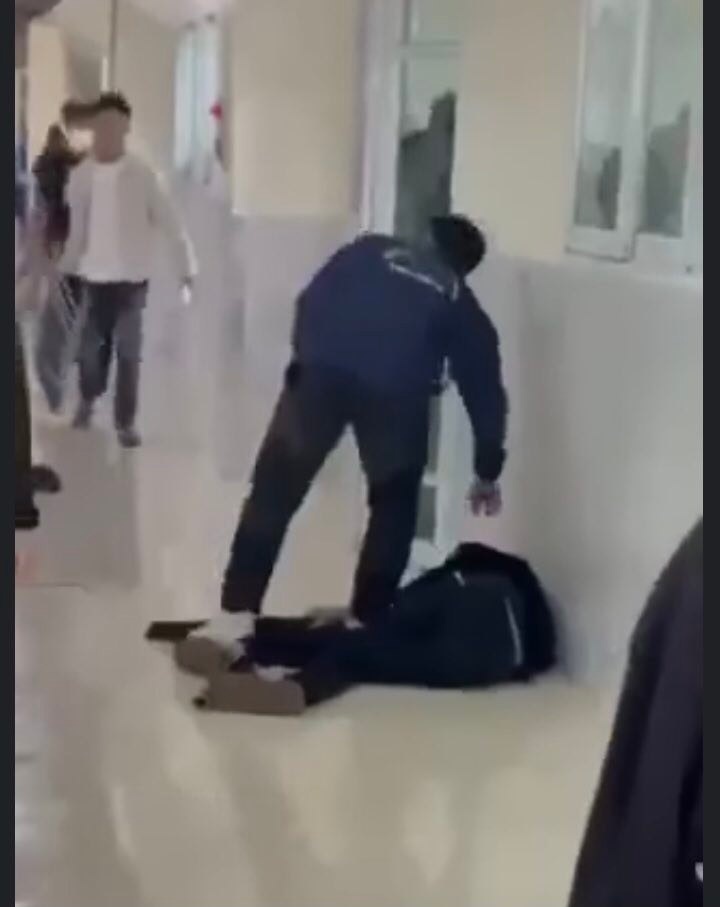 Nam sinh bi danh guc anh 1