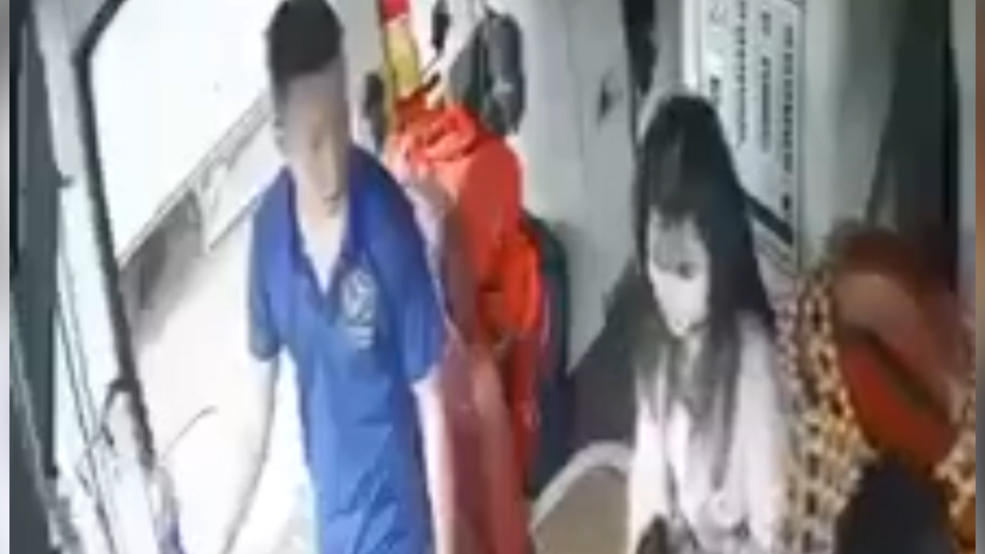 Camera ghi canh co gai to cao nhan vien nha xe Tien Oanh quay roi hinh anh