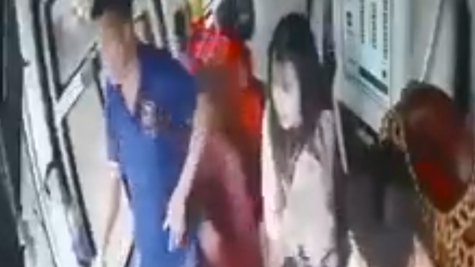 Co gai to bi nhan vien nha xe Tien Oanh quay roi hinh anh