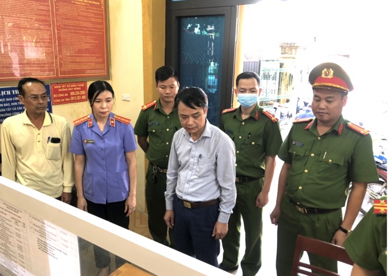 Bat giam Chu tich UBND thi tran Ba Sao hinh anh