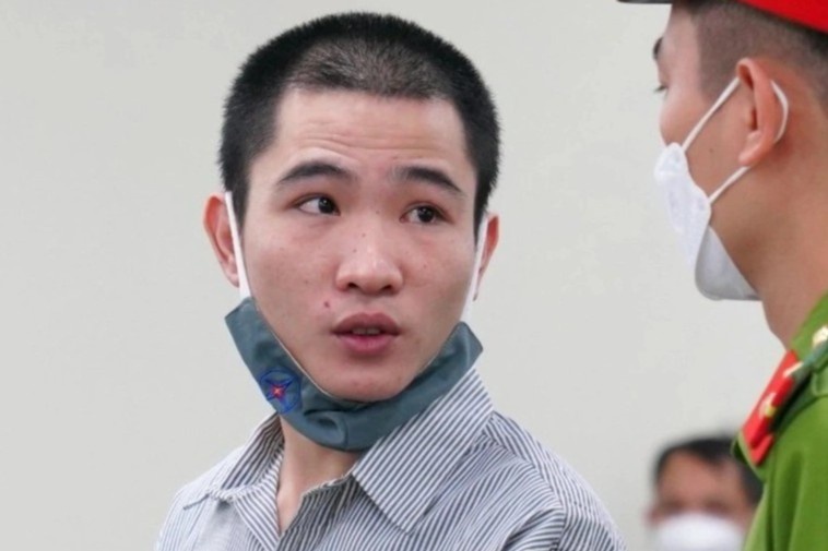 Loi khai cua ke dong dinh vao dau be gai hinh anh