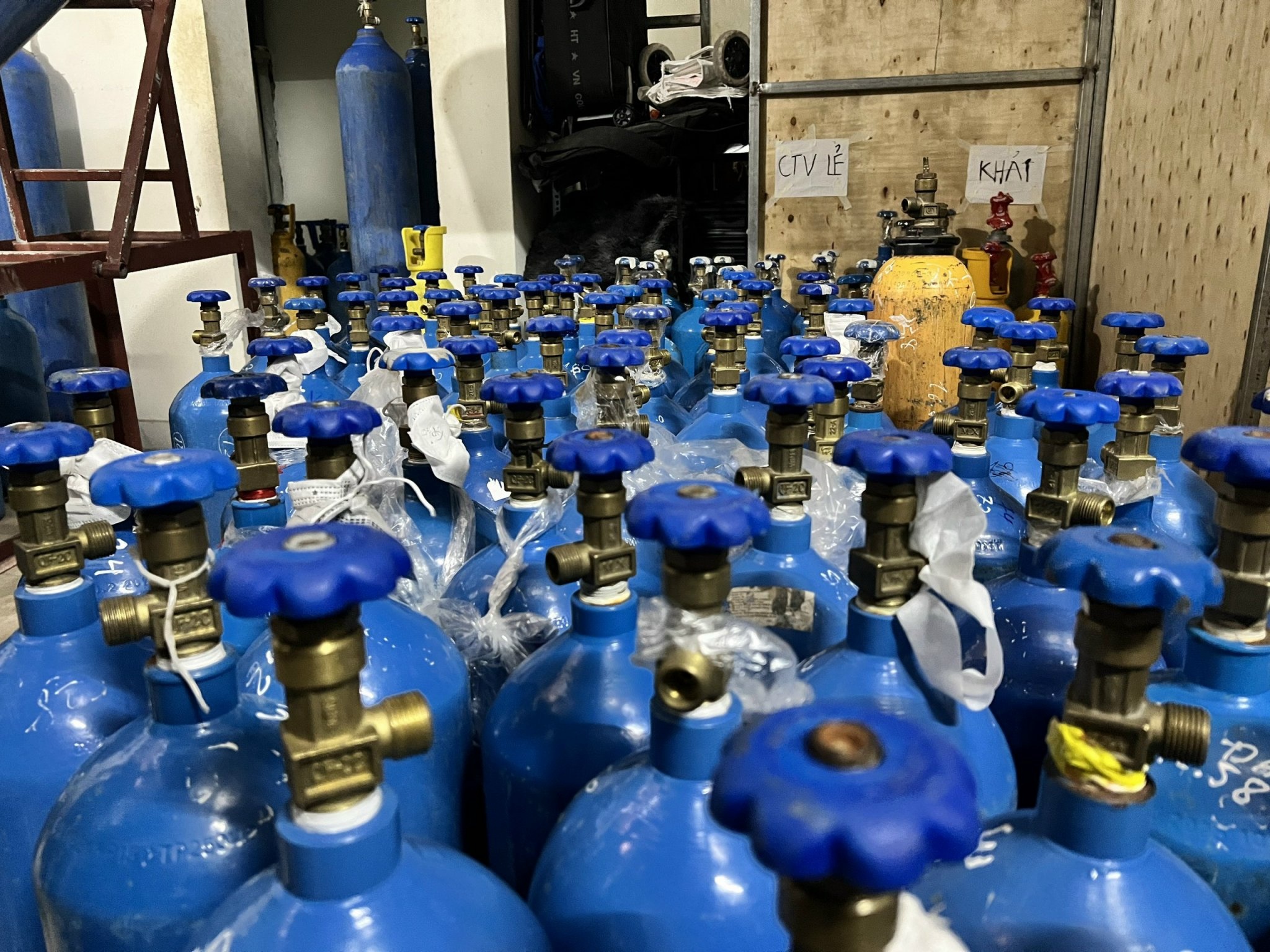 Dot kich kho chua hon 100 binh khi cuoi o Ha Noi hinh anh